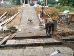 Anggota Satgas TMMD Ke-111 Kodim 1202/Skw Bersama Warga Melepaskan Papan Mal Jalan Rabat Beton