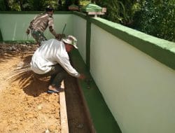 Anggota satgas TMMD lanjutkan pengecatan pagar puskesmas pembantu