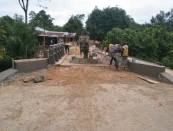 Proses Pengecatan Tiang Pengaman Jembatan Oleh Satgas TMMD Ke-111 Kodim 1202/Skw