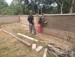 Memplaster Pagar Gereja Santo Kristoforus Desa Sentangau Jaya