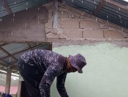 Diguyur Hujan, Satgas TMMD Kodim 1202/Singkawang dan Warga Tetap Semangat Lanjutkan Pekerjaan