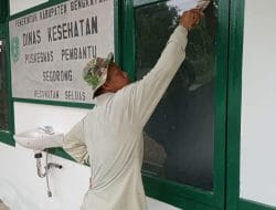 Finishing Pembersihan Kaca Pustu Oleh Satgas TMMD Ke-111 Kodim 1202/Singkawang