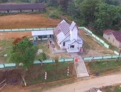 Tinjau Lokasi Pembangunan Pagar Gereja Katolik, Dari Ketinggian Menggunakan Drone Satgas TMMD Ke-111 Kodim 1202/Skw