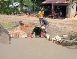 Plester Teras Gereja Katolik Santo Kristoforus Oleh Satgas TMMD Ke-111 Kodim 1202/Singkawang