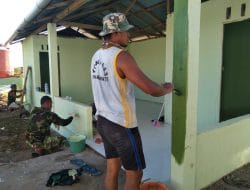 Pengecatan Tembok di Lokasi Bangunan Gereja TMMD ke-111 Kodim 1202/Skw Dilakukan Dengan Semangat dan Gotong-Royong