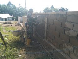 Pjs Danramil Bantu Anggota Satgas Plester Pagar