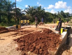 Anggota Satgas Timbun Tanah Di Pinggir Jembatan