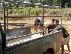 Satgas TMMD Ke-111 Kodim 1202/Singkawang Serda Dhika Bantu Warga Membuat Adonan Semen