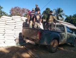 Anggota satgas TMMD Langsir material semen bersama sama