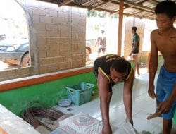 Anggota satgas TMMD distribusikan material semen ke mesjid