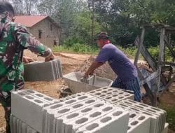 Disela Istirahat Anggota Satgas TMMD Ke-111 Kodim 1202/Skw Bantu Warga Memindahkan Batako