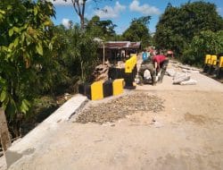 Satgas TMMD dan Warga Semangat menyiapkan Semen