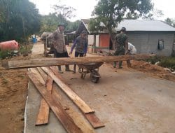 Warga Dan Satgas TMMD Ke-111 Kodim 1202/Skw Mengangkut Bahan Material Papan Mal Dengan Artco