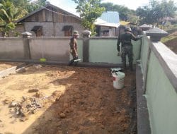 Anggota Satgas Mengecat Bagian Dalam Pagar Pustu