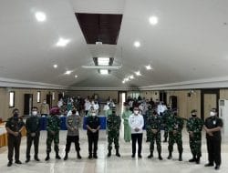 Foto Bersama Forkopimda Pada Penutupan TMMD Regtas Ke 111 Kodim 1202/Skw