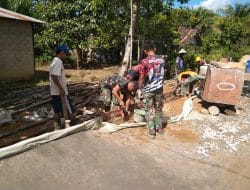 Anggota Satgas TMMD Ke-111 Kodim 1202/Skw Bersama Warga Melepaskan Papan Mal Jalan Rabat Beton