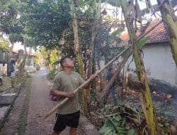 Di Akhir TMMD Anggota Satgas TMMD Ke – 111 Bantu Warga Bersih-Bersih