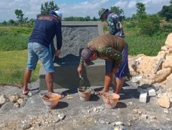 Serka Misgiono Anggota Satgas TMMD Ke-111 Kodim 0817/Gresik Bangun Tugu Prasasti