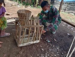 Jalankan Prokes, Prada Nanda Supriyadi Bantu di UMKM Anyaman Bambu