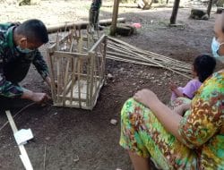 Selingi Candaan, Satgas Komsos di Anyaman Bambu