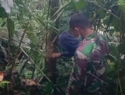 Menjalin Silaturahmi, Serda Bahrum Wali Bantu Cari Kayu Pakis