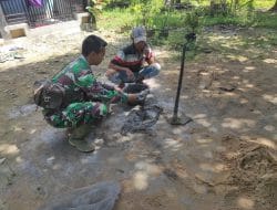 Satgas TMMD Ke-111 Kodim 1202/Singkawang Serda Dhika Bantu Warga Membuat Adonan Semen