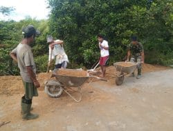 Antusias warga bantu anggota satgas TMMD pindahkan pasir sisa Pembangunan jalan