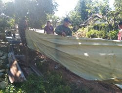 Pasi Ter Dan Anggota Satgas TMMD Ke-111 Kodim 1202/Skw Sedang Membersihkan Dan Melipat Pelastik Dilokasi Sasaran