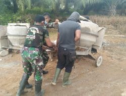 Anggota Satgas TMMD Ke-111 Dan Pasi Ter Kodim 1202/Skw Kompak Dalam Memindahkan Mesin Molen