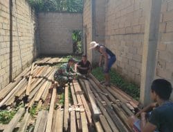 Sangat Mahir Anggota Satgas Gergaji Kayu Balok