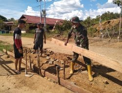 Pjs danramil yang tergabung satgas TMMD bantu warga buat penghalang air