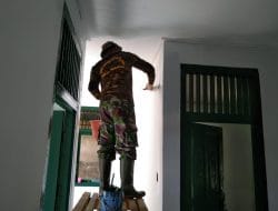 Laksanakan finishing anggota satgas TMMD cat puskesmas bagian dalam