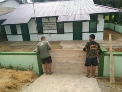 Anggota Satgas Pasang Pintu Pagar Pustu