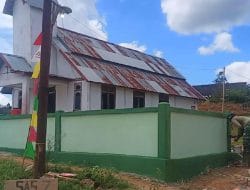 Anggota Satgas TMMD Mengecat Pagar Gereja