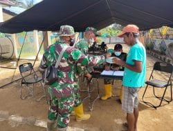 Kegiatan Anggota TNI melaksanakan Pembagian Masker kepada Warga