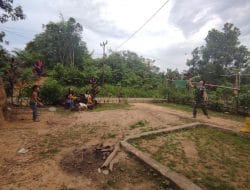 Anggota satgas TMMD terus berjibaku bermain bersama anak-anak desa