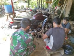 Anggota satgas TMMD bantu warga perbaiki mesin motor