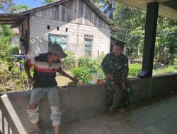 Anggota satgas TMMD jalin kemanunggalan dengan komsos di salah satu rumah warga