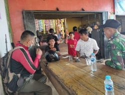 Kebersamaan Satgas TMMD Regtas Ke 111 Kodim 1202/Skw Dan Warga sambil Minum Air