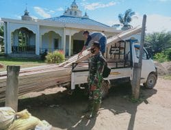 Anggota Koramil 1207-06/Sungai Ambawang Kawal Material TMMD