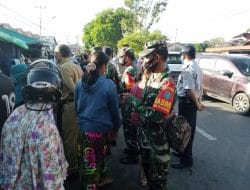 Temui Jalan Macet Menuju Ke Lokasi TMMD, Babinsa Koramil 1207-03/Pontianak Barat Bantu Satpol PP Buka Jalan