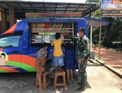Anggota Satgas TMMD Ke-111 Kodim 1207/Pontianak Ajak Anak-Anak Kunjungi Perpustakaan Keliling Untuk Wisata Baca   