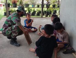 Keceriaan Anak-anak Desa Kuala Mandor B Bersama Anggota Satgas TMMD Ke-111 Kodim 1207/Pontianak   