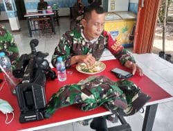 Sambil Makan Siang, Tim Jurnalis TMMD Ke-111 Kodim 1207/Pontianak Buat Rilis Berita   