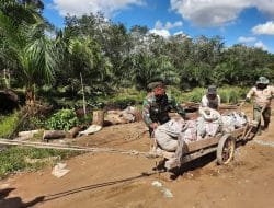 Komandan SST TMMD Ke-111 Kodim 1207/Pontianak Turut Dorong Gerobak