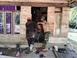 Berdayakan Masyarakat, Satgas TMMD Ke-111 Kodim 1207/Pontianak Beri Bantuan Berupa Mesin Jahit   