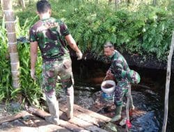 Serda Eka Sebagai Penanggung Jawab Suplai Air Pengecoran Satgas TMMD Ke-111 Kodim 1207/Pontianak   