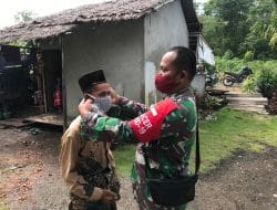 Putuskan Penyebaran Covid-19, Satgas TMMD Ke-111 Kodim 1207/Pontianak Bagikan Masker Gratis