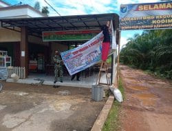Babinsa Membantu Pemasangan Banner di Lokasi TMMD Ke-111 Kodim 1207/Pontianak   