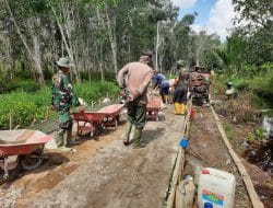 2 Molen Tidak Cukup, Satgas TMMD Ke-111 Kodim 1207/Pontianak Tambah Aduk Semen Secara Manual   